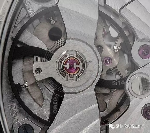 8500机芯上最具特色的黑色"特氟龙(teflon)"摆轮和"双t"避震器